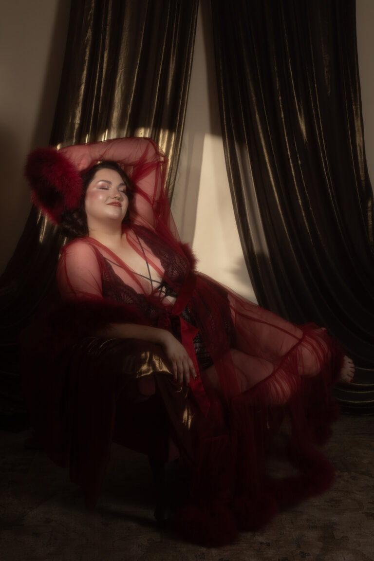 Kobieta plus size ma na sobie bordowy peniuar.