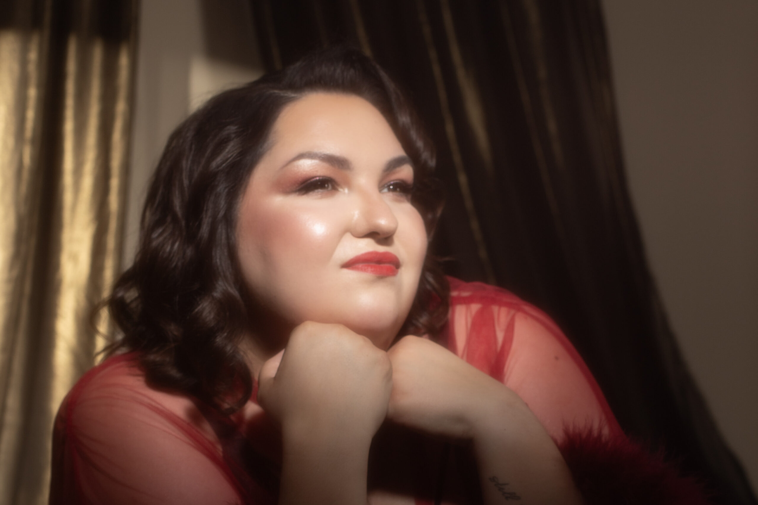 Bliskie portret brunetki w vintage fryzurze i bordowym peniuarze.