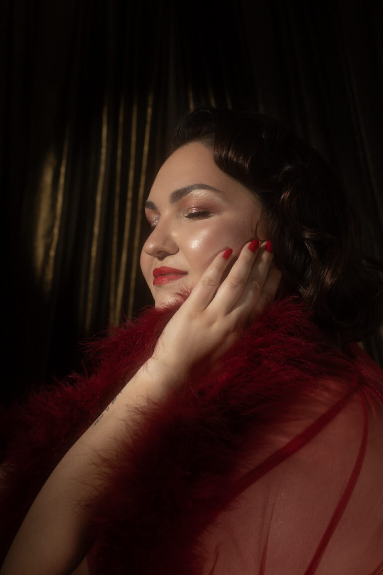 Bliski portret kobiety w stylu retro.