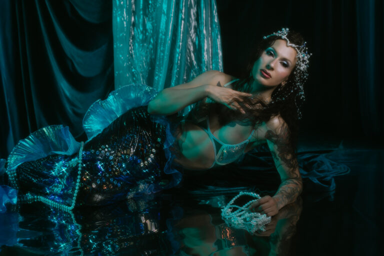 Syrena w turkusowym świetle.